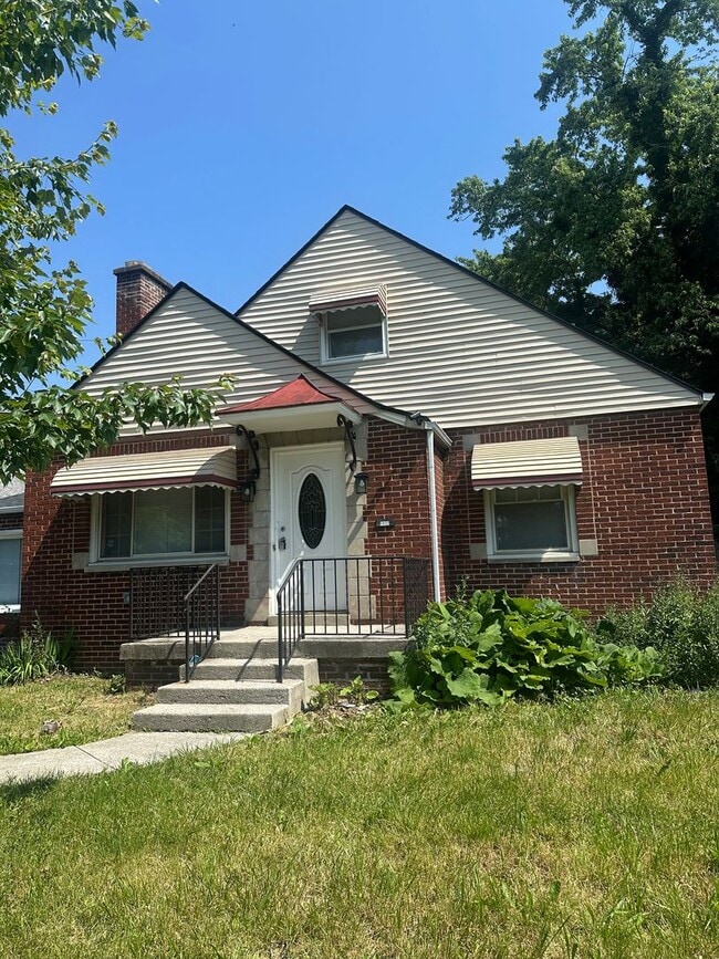 property at 1802 Bide A Wee Park Ave