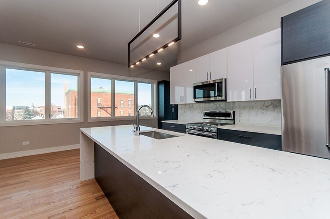 1639 W Grand Ave in Chicago, IL - Building Photo