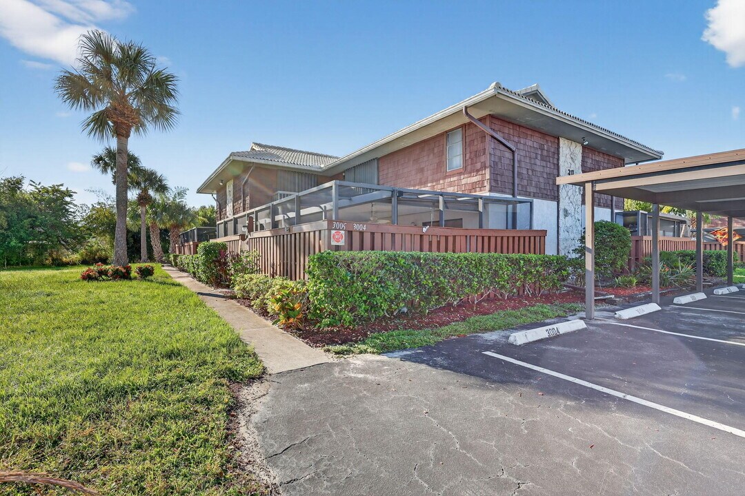 3004 SE Round Table Dr in Port St. Lucie, FL - Building Photo