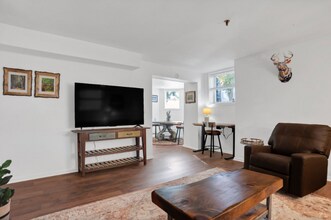 121 W Hall St in Savannah, GA - Foto de edificio - Building Photo