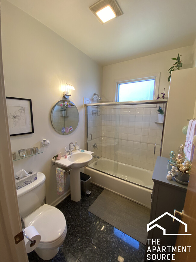 1707 W Melrose St, Unit TWO in Chicago, IL - Building Photo - Building Photo