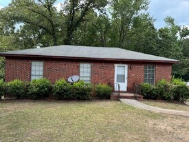 512 Regent Dr in Alabaster, AL - Building Photo