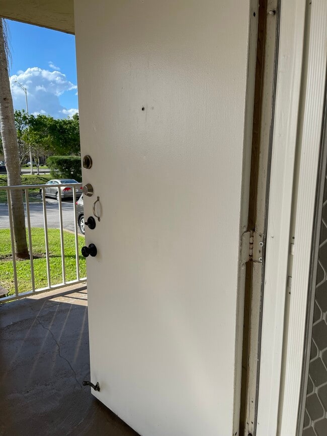 661 N University Dr, Unit 103 in Pembroke Pines, FL - Building Photo - Building Photo