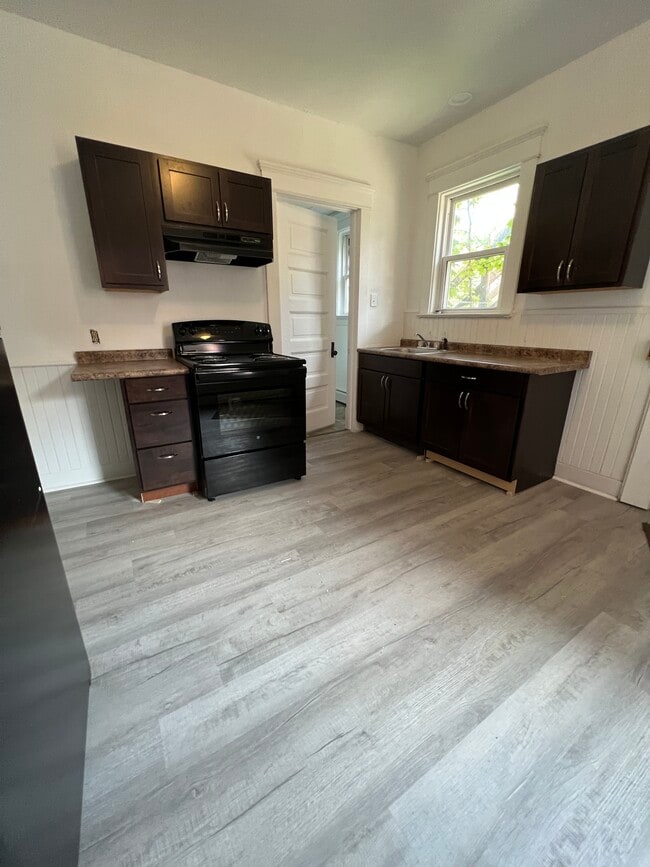 349 W 8th St, Unit 2 in Erie, PA - Foto de edificio - Building Photo