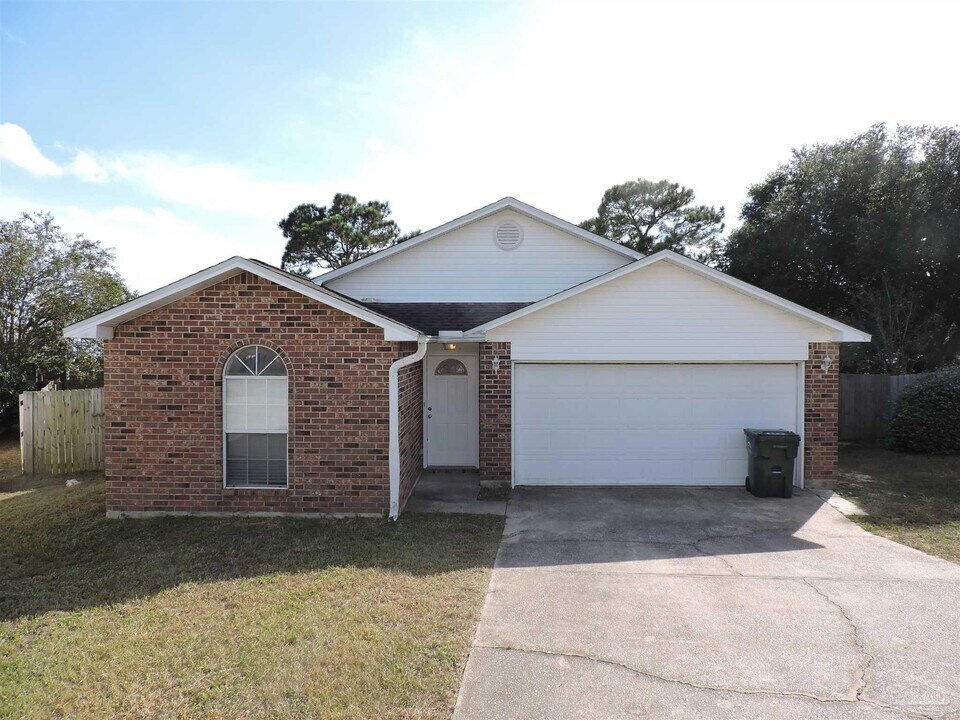 372 Mizzen Ln in Pensacola, FL - Building Photo