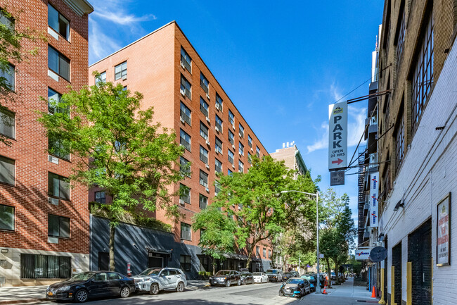 320 E 22nd St in New York, NY - Building Photo - Primary Photo