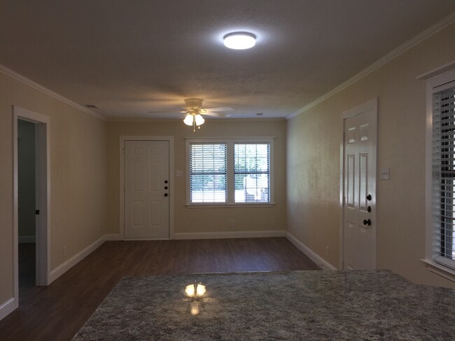 310 East 3rd St. in Springtown, TX - Foto de edificio - Building Photo