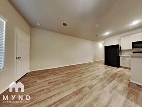 413 E Avenue G in Conroe, TX - Building Photo - Building Photo