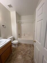 609 Yellow Meadow Ct, Unit C in Bakersfield, CA - Building Photo - Building Photo