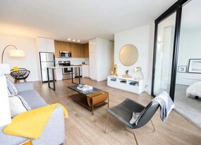 2635 N Clark St, Unit 901 in Chicago, IL - Building Photo