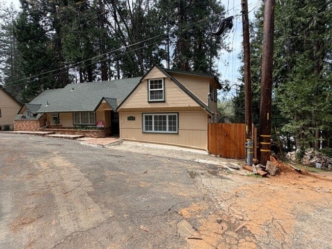 22870 Black Hawk Dr in Twain Harte, CA - Building Photo - Building Photo