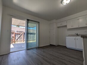 Wilshire Crest Apartments in Anaheim, CA - Foto de edificio - Building Photo