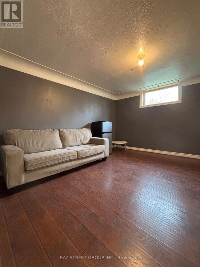 1242 McBride Ave in Mississauga, ON - Building Photo - Building Photo