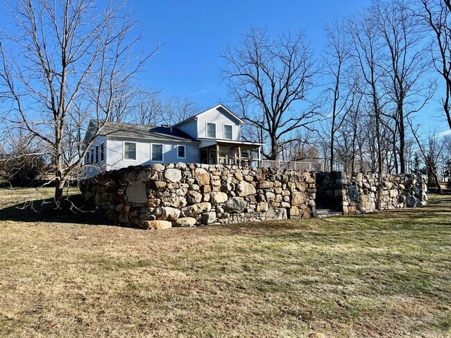 692 Bangall Rd in Millbrook, NY - Building Photo - Building Photo