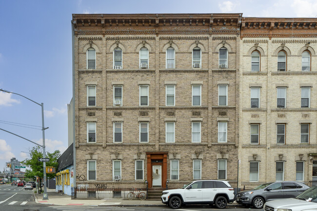 136 Engert Ave in Brooklyn, NY - Foto de edificio - Building Photo