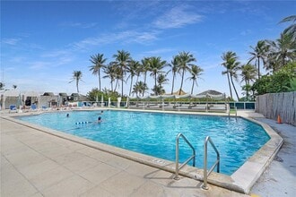 5101 Collins Ave, Unit 14P in Miami Beach, FL - Building Photo - Building Photo