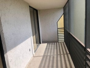 6301 N University Dr, Unit 220 in Tamarac, FL - Building Photo - Building Photo