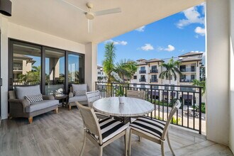 1035 3rd Ave S, Unit 312 in Naples, FL - Foto de edificio - Building Photo