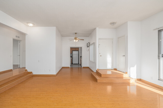 1651 Camden Ave in Los Angeles, CA - Foto de edificio - Interior Photo
