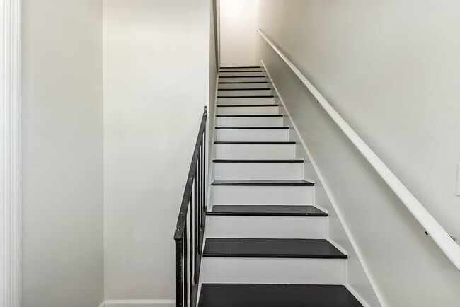 303 W Henry St, Unit B in Savannah, GA - Foto de edificio - Building Photo