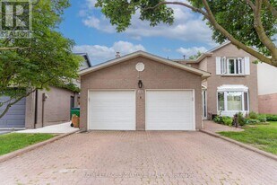 6326 Millers Grove in Mississauga, ON - Building Photo