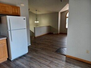 130 Rhyme St in West Salem, WI - Foto de edificio - Building Photo