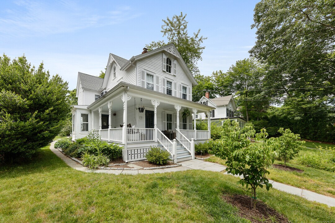 25 Raymond St in Darien, CT - Building Photo