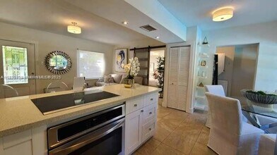 827 NE 140th St, Unit 8 in North Miami, FL - Building Photo - Building Photo