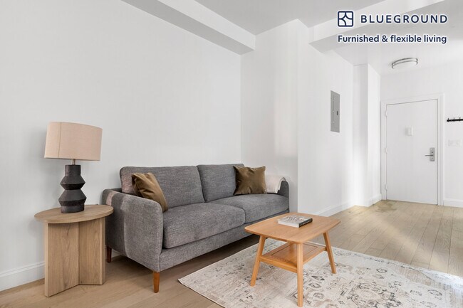915 W End Ave in New York, NY - Building Photo - Building Photo