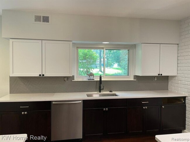 32203 Olde Franklin Dr in Farmington Hills, MI - Building Photo - Building Photo