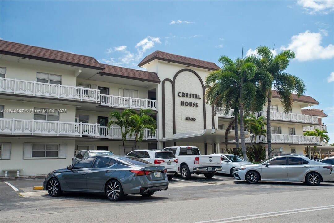 4200 Crystal Lake Dr in Pompano Beach, FL - Building Photo