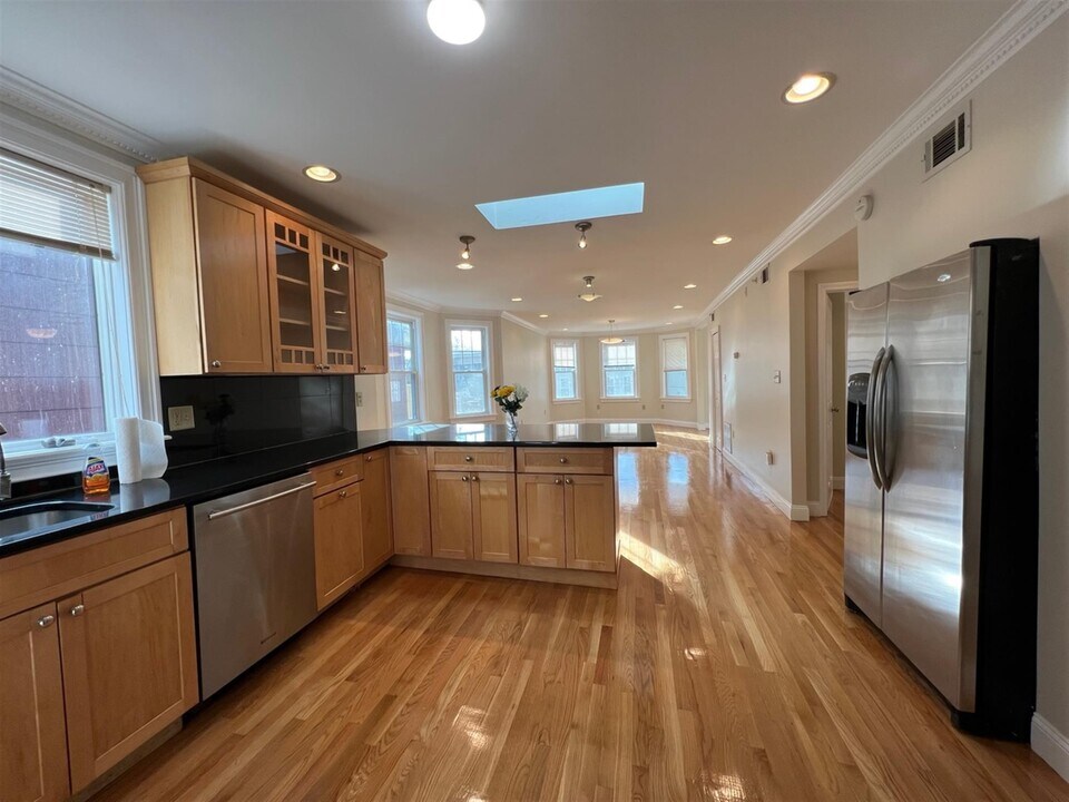 68 Line St, Unit 3 in Somerville, MA - Building Photo
