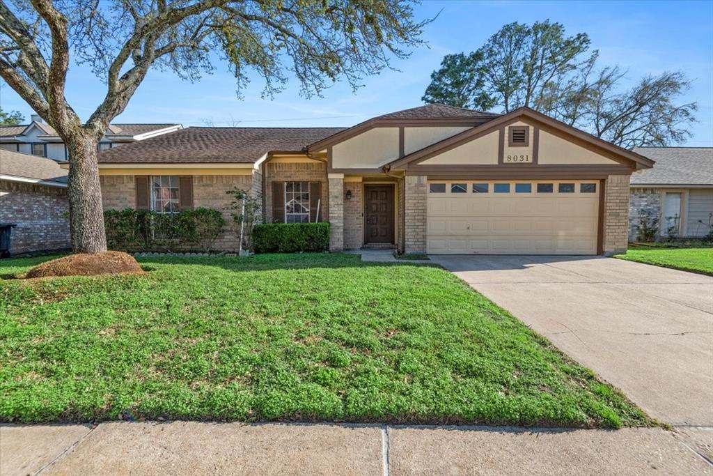 8031 Big Oak Trail Dr in Houston, TX - Building Photo