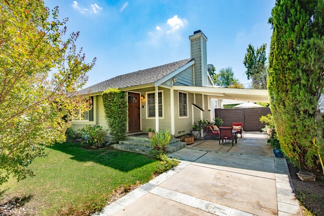 13964 Peach Grove St in Sherman Oaks, CA - Foto de edificio - Building Photo