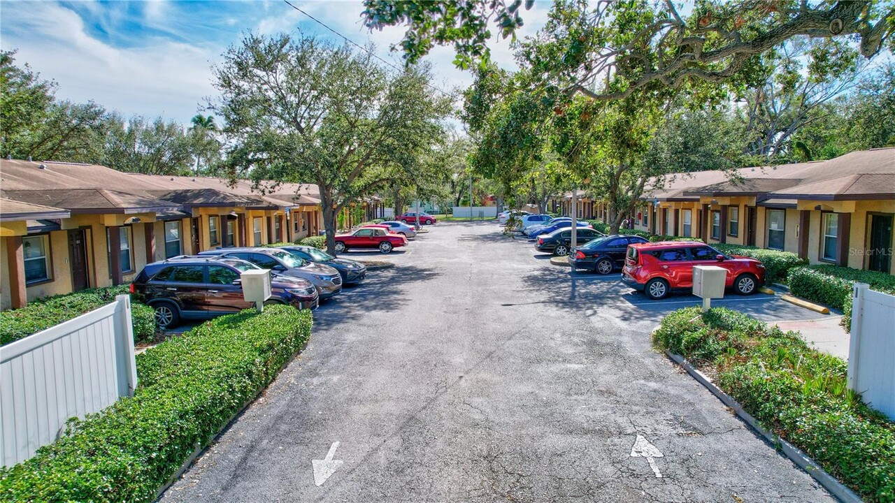 Lakeview Apartments in St. Petersburg, FL - Building Photo