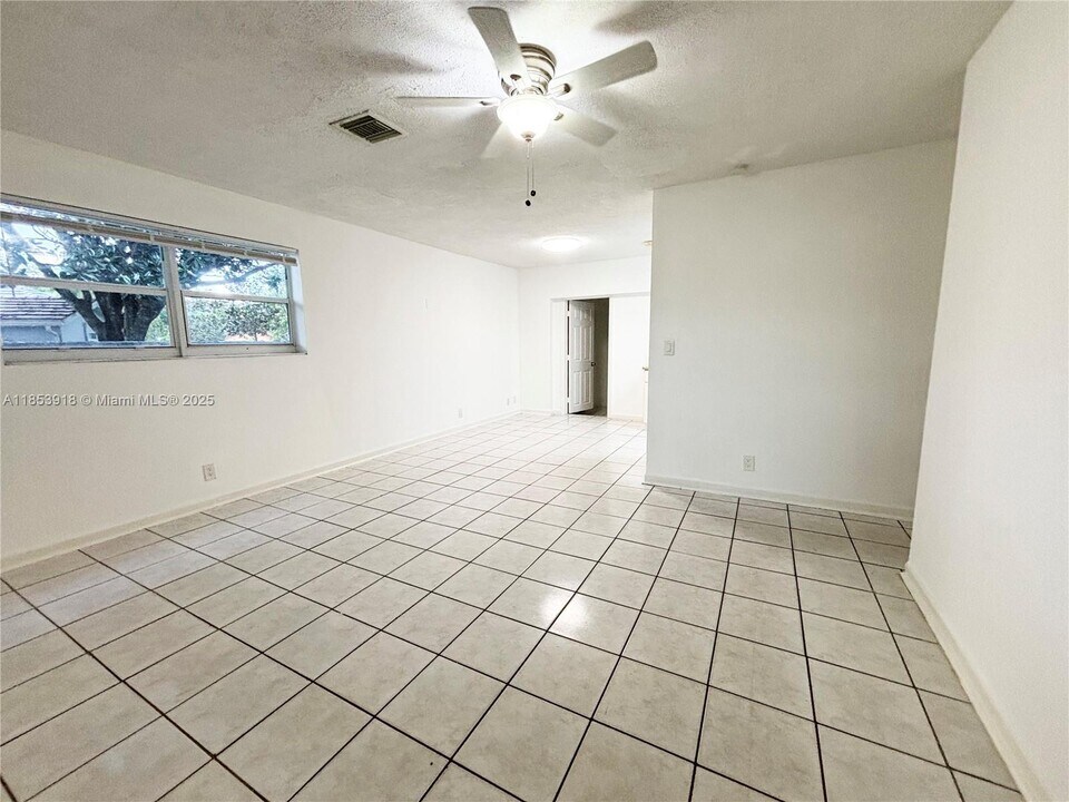560 SW 50th Terrace in Margate, FL - Building Photo