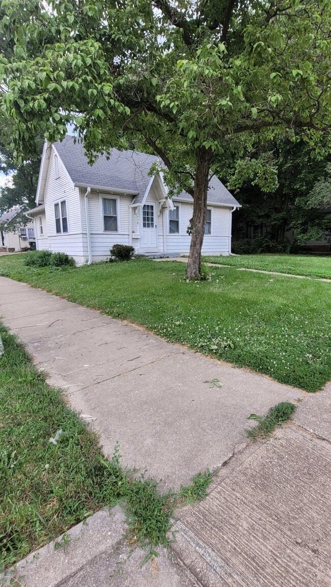 758 W King St in Decatur, IL - Foto de edificio - Building Photo