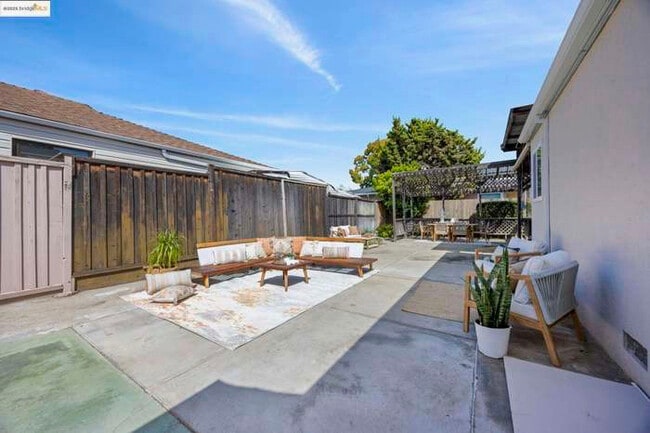 20674 Forest Ave in Castro Valley, CA - Building Photo - Building Photo