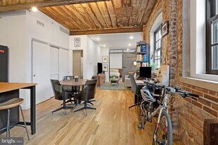 1737 N Howard St in Philadelphia, PA - Building Photo