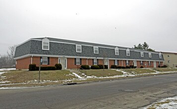 3195 Valerie Arms Dr in Dayton, OH - Building Photo - Building Photo