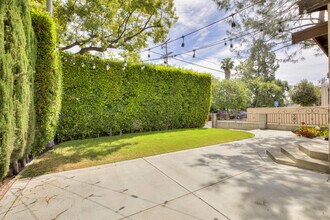 247 N Oak Ave in Pasadena, CA - Foto de edificio - Building Photo