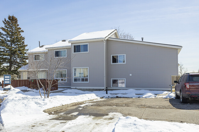 16 Ranchlands Bay NW in Calgary, AB - Building Photo - Building Photo