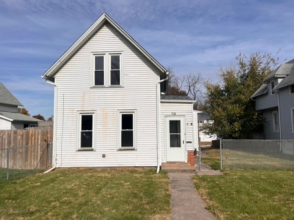 732 W 15th St in Davenport, IA - Building Photo