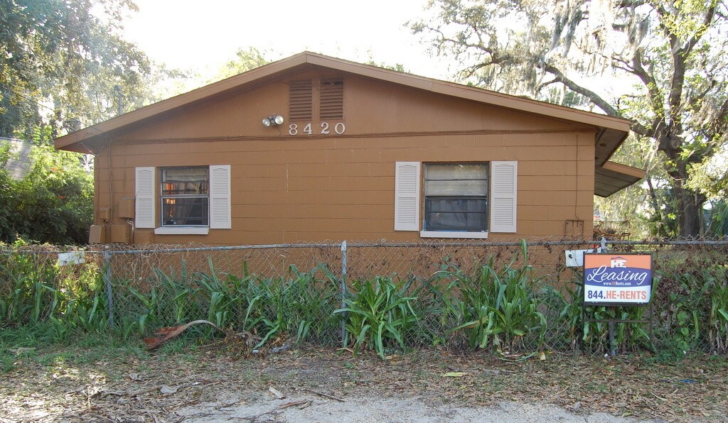 8420 N Brooks St-Unit -Unit B in Tampa, FL - Building Photo