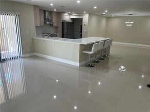 5002 Sheridan St in Hollywood, FL - Building Photo - Building Photo