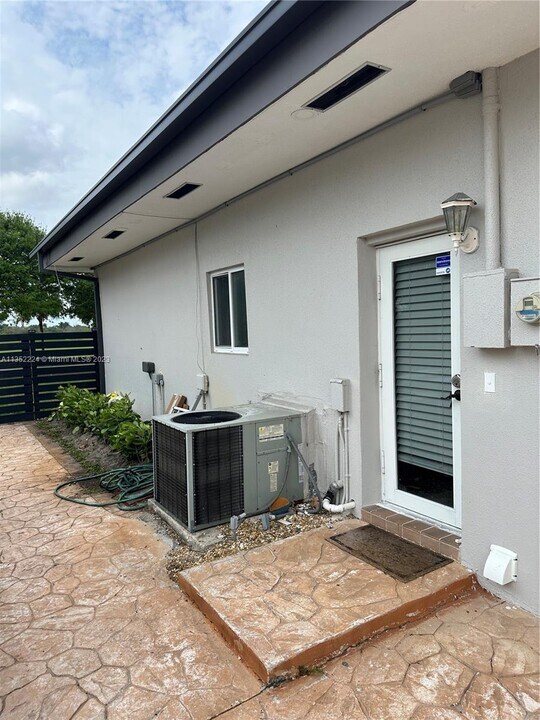 621 E Tropical Way-Unit -A in Plantation, FL - Building Photo