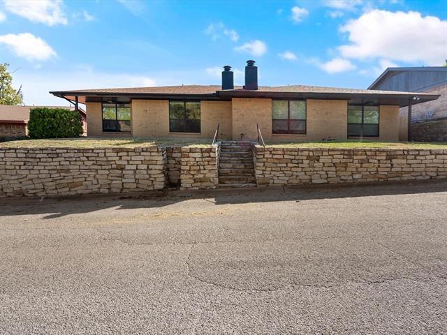 1117 S Rusk St in Weatherford, TX - Foto de edificio - Building Photo