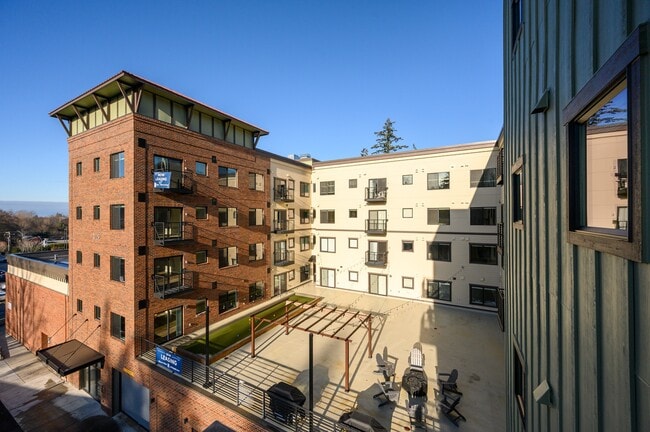 Fairhaven Plaza in Bellingham, WA - Foto de edificio - Building Photo