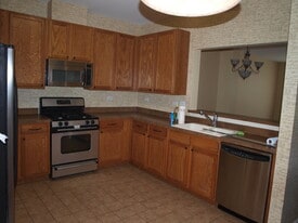 686 S Rosehall Ln in Round Lake, IL - Building Photo