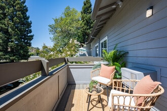 Creekside Park Apartments in Napa, CA - Foto de edificio - Building Photo